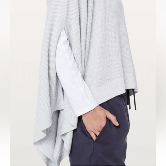 Lululemon Forward Flow Cape Travel Casual Soft
Silver Fox / Alpine White OSFA - Picture 9 of 15